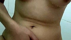 novinha masturbating with anal plug in bath 😍