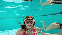 Guy films his girlfriend Eva Sasalka while making love with her underwater