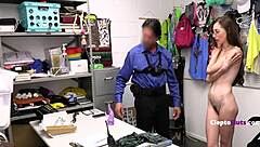 Эй, смотри, как эта тинейджерка 18+ бесится с инопланетным дилдо в тюрьме!