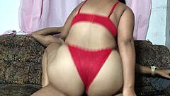 Mi joven madrastra con tetas grandes es caliente
