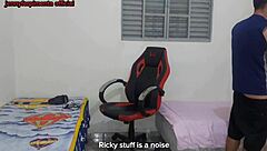 Meia-Irma Se Troca Perto Do Meio-Irmao Ele Acaba Fodendo Ela Na Cadeira Gamer