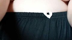 Milf Incinta Si Sputa Il Seno E I Capezzoli