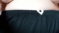 Milf Incinta Si Sputa Il Seno E I Capezzoli