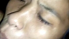 น้ำเงี่ยนที่พุ่งเข้าไปในปากของเธอ ดูพร้อมกันในวิดีโอนี้