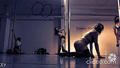 Doctora hace un sexy baile en el tubo mostrando el culo