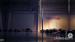 Doctora hace un sexy baile en el tubo mostrando el culo