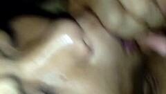 น้ำเงี่ยนที่พุ่งเข้าไปในปากของเธอ ดูพร้อมกันในวิดีโอนี้