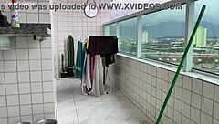 essa empregada tem a bunda mais linda, provocando com shortinho enfiado no voyeur fetish