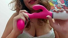 mulher safada mostra seu brinquedo favorito em perguntas e respostas