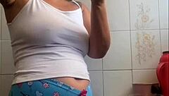 Exhibitionist woman boldly flashes her big pussy for intense affection