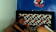 mi hermanastra se acuesta en mi cama mostrando tangas se ve ese culito tan rico