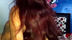 mi hermanastra se acuesta en mi cama mostrando tangas se ve ese culito tan rico