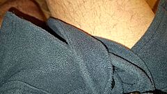 Arrapato e nudo, solo t-shirt, sotto sorveglianza