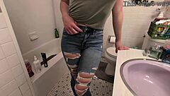 Amateur babe handles pee desperation in shower