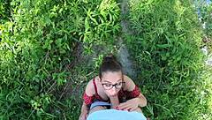 สาวตัวเล็กอายุ 18+ ร้องขอความช่วยเหลือหลงป่า ฉันช่วยเธอ เธอดูดควยเก่งมาก