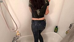 Amateur babe handles pee desperation in shower