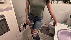 Amateur babe handles pee desperation in shower