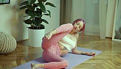 I stretched my stepsister’s pussy while she did yoga