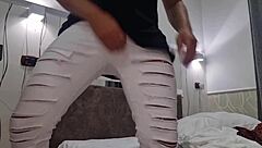 Il dito nel culo mientras sborra con la mano