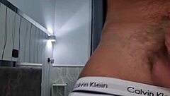Il dito nel culo mientras sborra con la mano