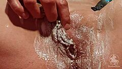 I shave my pussy - Ich rasiere mir die muschi