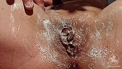 I shave my pussy - Ich rasiere mir die muschi