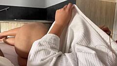 Matrigna latina invita figliastro in nuova casa, lui le scopa il culo rude fino al creampie