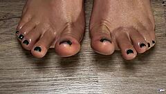 Curvy Colombian amateur gets oiled toes fingered in close up, green nails teasing for your fetish.