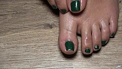 Curvy Colombian amateur gets oiled toes fingered in close up, green nails teasing for your fetish.