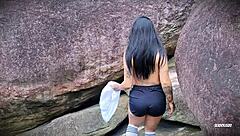 สาวน่ารักดูดควยลึกและเล่นหีในมุมมองสาธารณะ