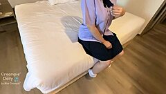 สาวนักเรียน 18+ หีโหนกและปลั๊กก้นไหลเยิ้ม