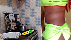 Usiende Jikoni Kuna Malaya Shemale Huko With Asian Solo Action