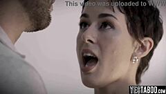 Ich bin die MILF-Krankenschwester, die den Ehemann der Patientin auf diesem Bett fickt