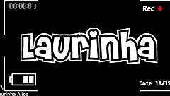 novinha se exibe e brinca bastante com seus brinquedos