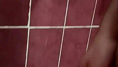 a petición de mi sugar daddy voy al baño a orinar