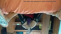 Travesti latina nos pica culito con un juego