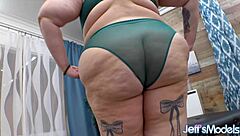 want to see sara star use toys on her pussy?