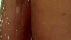 Peguei ela no flagra tomando banho e cair de boca na buceta