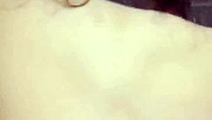 Можеш ли да се справиш с големия задник брюнетка в корсет анално отзад в тоалетната на летището?