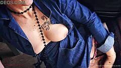 The housewife gets her pussy fingered and becomes moaning with pleasure