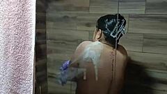 llego a casa de mi tia y la descubro bañandose se masturba y casi me descubre