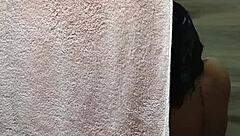 llego a casa de mi tia y la descubro bañandose se masturba y casi me descubre