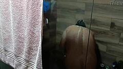 llego a casa de mi tia y la descubro bañandose se masturba y casi me descubre