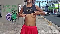 길에서 그 미니스커트 아래 털난 보지 번쩍이는 거 찾을 수 있어?