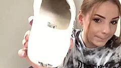 garota tirando seus tênis e mostrando seus pés descalços