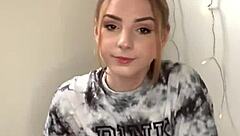 garota tirando seus tênis e mostrando seus pés descalços