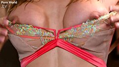 Fitness babe cleans noodles, tempted housemates for 3some