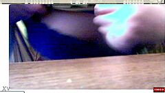 Playing with the webcam girl's pussy - Casal Hot Brasil