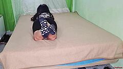 Мастурбирам преди треньорът да ми изчука задника и да свърши на краката