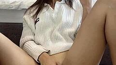 ellie leen fingers in mirror